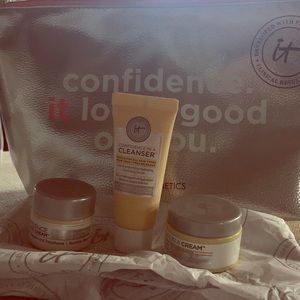 IT cosmetics confidence trio with bag